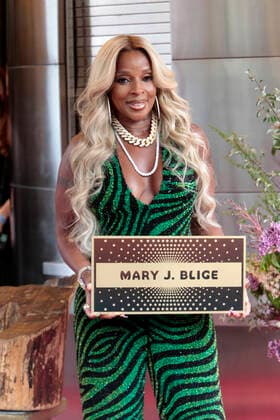 Bilder des Jahres 2021, Entertainment 05 Mai Entertainment Bilder des Tages HARLEM, NY - MAY 28: Mary J. Blige is inducted into the Apollo Theater Walk of Fame held at the Apollo Theater in the Harlem section of New York City on May 28, 2021. Copyright: xmpi43 MediaPunchx