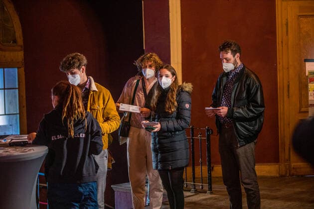 Unter großem Medieninteresse fand am 28.5.2021 das erste Indoor Konzert Deutschlands im Jahr 2021 statt - nach sieben Monaten Pause. Auf Grund der niedrigen Inzidenz Entschied sich der Felsenkeller Leipzig den italienischen Sänger und Songwriter Fil Bo Riva (Filippo Bonamici) zu einem Konzert einzuladen. Das Konzert wurde eine Woche vorher angekündigt und die 330 Karten wurden über Pfingsten ausverkauft. Die Zuschauer mussten einen negativen Corona Test vorweisen und wurden an Tischen platziert. Die Show ist gleichzeitig Test für weitere Projekte.