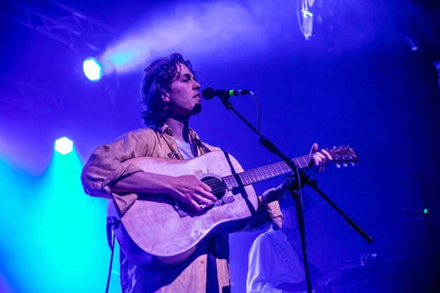 Unter großem Medieninteresse fand am 28.5.2021 das erste Indoor Konzert Deutschlands im Jahr 2021 statt - nach sieben Monaten Pause. Auf Grund der niedrigen Inzidenz Entschied sich der Felsenkeller Leipzig den italienischen Sänger und Songwriter Fil Bo Riva (Filippo Bonamici) zu einem Konzert einzuladen. Das Konzert wurde eine Woche vorher angekündigt und die 330 Karten wurden über Pfingsten ausverkauft. Die Zuschauer mussten einen negativen Corona Test vorweisen und wurden an Tischen platziert. Die Show ist gleichzeitig Test für weitere Projekte.