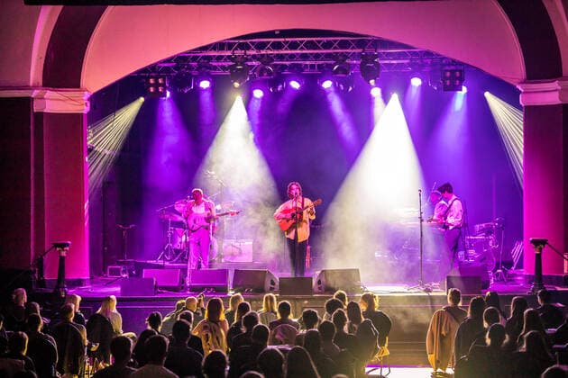 Entertainment Bilder des Tages Unter großem Medieninteresse fand am 28.5.2021 das erste Indoor Konzert Deutschlands im Jahr 2021 statt - nach sieben Monaten Pause. Auf Grund der niedrigen Inzidenz Entschied sich der Felsenkeller Leipzig den italienischen Sänger und Songwriter Fil Bo Riva (Filippo Bonamici) zu einem Konzert einzuladen. Das Konzert wurde eine Woche vorher angekündigt und die 330 Karten wurden über Pfingsten ausverkauft. Die Zuschauer mussten einen negativen Corona Test vorweisen und wurden an Tischen platziert. Die Show ist gleichzeitig Test für weitere Projekte.