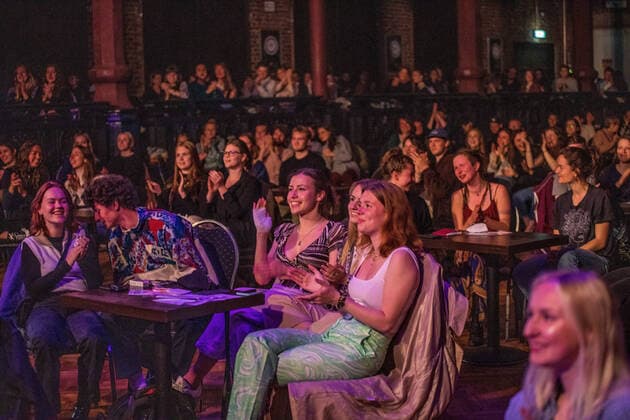Bilder des Jahres 2021, Entertainment 05 Mai Entertainment Bilder des Tages Unter großem Medieninteresse fand am 28.5.2021 das erste Indoor Konzert Deutschlands im Jahr 2021 statt - nach sieben Monaten Pause. Auf Grund der niedrigen Inzidenz Entschied sich der Felsenkeller Leipzig den italienischen Sänger und Songwriter Fil Bo Riva (Filippo Bonamici) zu einem Konzert einzuladen. Das Konzert wurde eine Woche vorher angekündigt und die 330 Karten wurden über Pfingsten ausverkauft. Die Zuschauer mussten einen negativen Corona Test vorweisen und wurden an Tischen platziert. Die Show ist gleichzeitig Test für weitere Projekte. *** With great media interest the first indoor concert in Germany in 2021 took place on 28 5 2021 after a seven month break Due to the low incidence the Felsenkeller Leipzig decided to invit