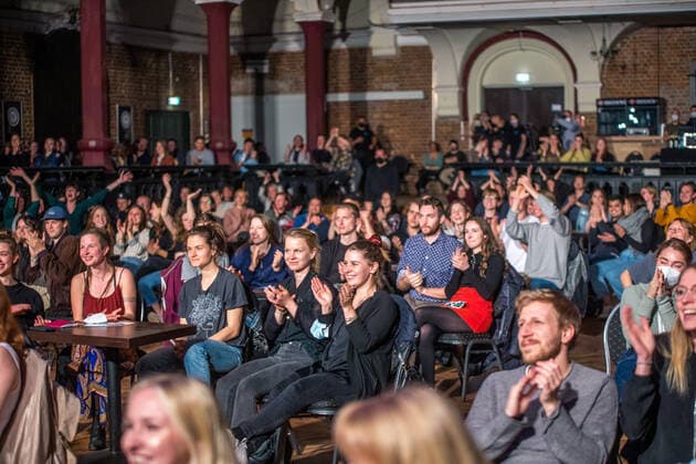 Unter großem Medieninteresse fand am 28.5.2021 das erste Indoor Konzert Deutschlands im Jahr 2021 statt - nach sieben Monaten Pause. Auf Grund der niedrigen Inzidenz Entschied sich der Felsenkeller Leipzig den italienischen Sänger und Songwriter Fil Bo Riva (Filippo Bonamici) zu einem Konzert einzuladen. Das Konzert wurde eine Woche vorher angekündigt und die 330 Karten wurden über Pfingsten ausverkauft. Die Zuschauer mussten einen negativen Corona Test vorweisen und wurden an Tischen platziert. Dort durfte der Mund-Nasen Schutz abgenommen werden. Die Show ist gleichzeitig Test für weitere Projekte. Das Publikum war sichtlich gelöst.