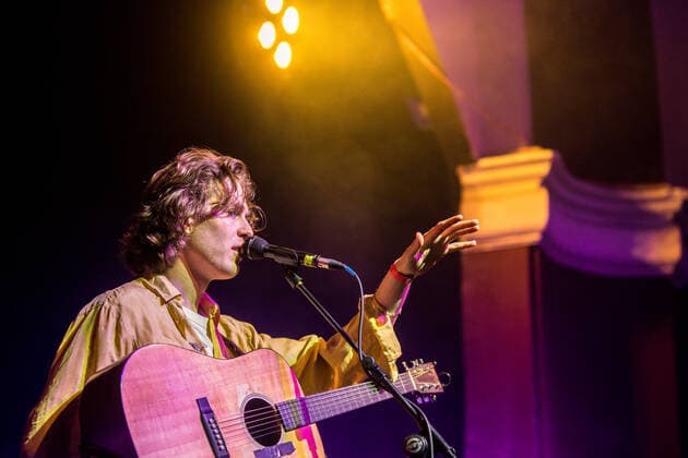 Unter großem Medieninteresse fand am 28.5.2021 das erste Indoor Konzert Deutschlands im Jahr 2021 statt - nach sieben Monaten Pause. Auf Grund der niedrigen Inzidenz Entschied sich der Felsenkeller Leipzig den italienischen Sänger und Songwriter Fil Bo Riva (Filippo Bonamici) zu einem Konzert einzuladen. Das Konzert wurde eine Woche vorher angekündigt und die 330 Karten wurden über Pfingsten ausverkauft. Die Zuschauer mussten einen negativen Corona Test vorweisen und wurden an Tischen platziert. Die Show ist gleichzeitig Test für weitere Projekte.