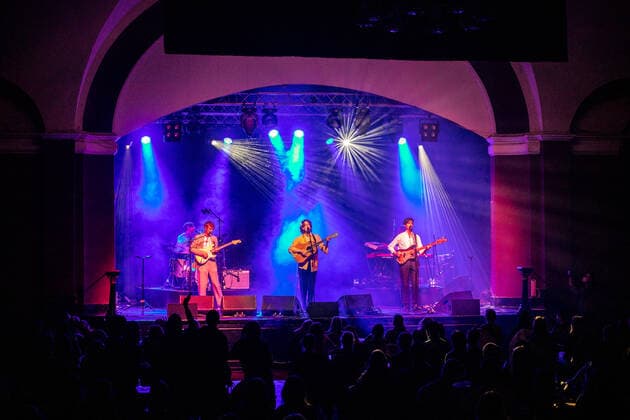 Unter großem Medieninteresse fand am 28.5.2021 das erste Indoor Konzert Deutschlands im Jahr 2021 statt - nach sieben Monaten Pause. Auf Grund der niedrigen Inzidenz Entschied sich der Felsenkeller Leipzig den italienischen Sänger und Songwriter Fil Bo Riva (Filippo Bonamici) zu einem Konzert einzuladen. Das Konzert wurde eine Woche vorher angekündigt und die 330 Karten wurden über Pfingsten ausverkauft. Die Zuschauer mussten einen negativen Corona Test vorweisen und wurden an Tischen platziert. Die Show ist gleichzeitig Test für weitere Projekte.