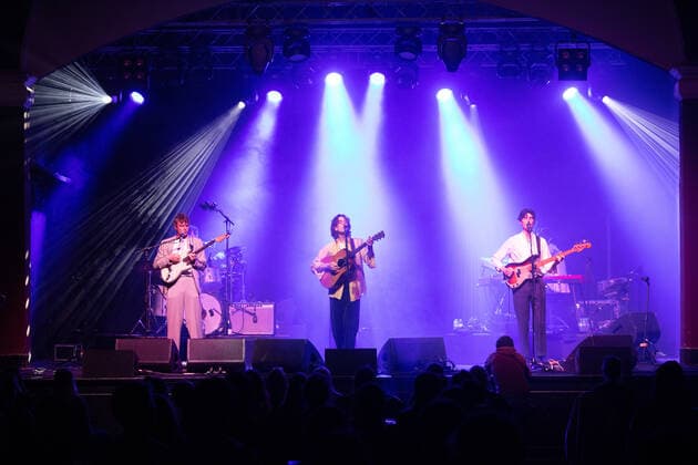 Unter großem Medieninteresse fand am 28.5.2021 das erste Indoor Konzert Deutschlands im Jahr 2021 statt - nach sieben Monaten Pause. Auf Grund der niedrigen Inzidenz Entschied sich der Felsenkeller Leipzig den italienischen Sänger und Songwriter Fil Bo Riva (Filippo Bonamici) zu einem Konzert einzuladen. Das Konzert wurde eine Woche vorher angekündigt und die 330 Karten wurden über Pfingsten ausverkauft. Die Zuschauer mussten einen negativen Corona Test vorweisen und wurden an Tischen platziert. Die Show ist gleichzeitig Test für weitere Projekte.