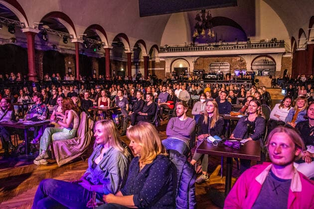 Unter großem Medieninteresse fand am 28.5.2021 das erste Indoor Konzert Deutschlands im Jahr 2021 statt - nach sieben Monaten Pause. Auf Grund der niedrigen Inzidenz Entschied sich der Felsenkeller Leipzig den italienischen Sänger und Songwriter Fil Bo Riva (Filippo Bonamici) zu einem Konzert einzuladen. Das Konzert wurde eine Woche vorher angekündigt und die 330 Karten wurden über Pfingsten ausverkauft. Die Zuschauer mussten einen negativen Corona Test vorweisen und wurden an Tischen platziert. Dort durfte der Mund-Nasen Schutz abgenommen werden. Die Show ist gleichzeitig Test für weitere Projekte. Das Publikum war sichtlich gelöst.