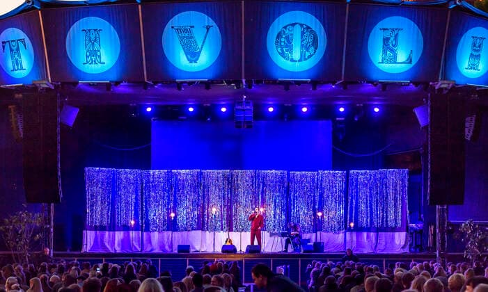 Danske Peter Sommer spiller op til Havefest paa Plaenen i Tivoli fredag den 28. maj 2021 med siddende publikum delt op i to sektioner. Havefest afloeser Fredagsrock, der er aflyst paa grund af Covid-19 Coronakrisen. , Copenhagen Copyright: TorbenxChristensen TorbenxChristensenx spdk20210529-005501-L