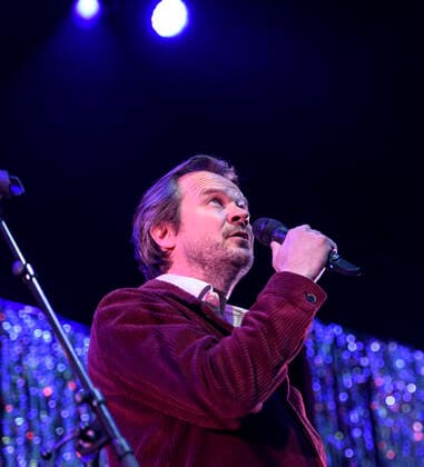 Danske Peter Sommer spiller op til Havefest paa Plaenen i Tivoli fredag den 28. maj 2021 med siddende publikum delt op i to sektioner. Havefest afloeser Fredagsrock, der er aflyst paa grund af Covid-19 Coronakrisen. , Copenhagen Copyright: TorbenxChristensen TorbenxChristensenx spdk20210529-005505-L