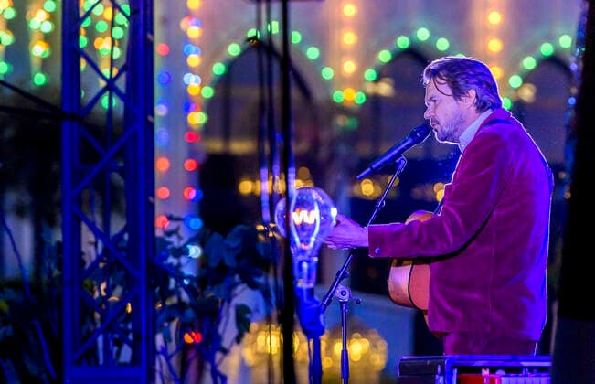 Danske Peter Sommer spiller op til Havefest paa Plaenen i Tivoli fredag den 28. maj 2021 med siddende publikum delt op i to sektioner. Havefest afloeser Fredagsrock, der er aflyst paa grund af Covid-19 Coronakrisen. , Copenhagen Copyright: TorbenxChristensen TorbenxChristensenx spdk20210529-005510-L