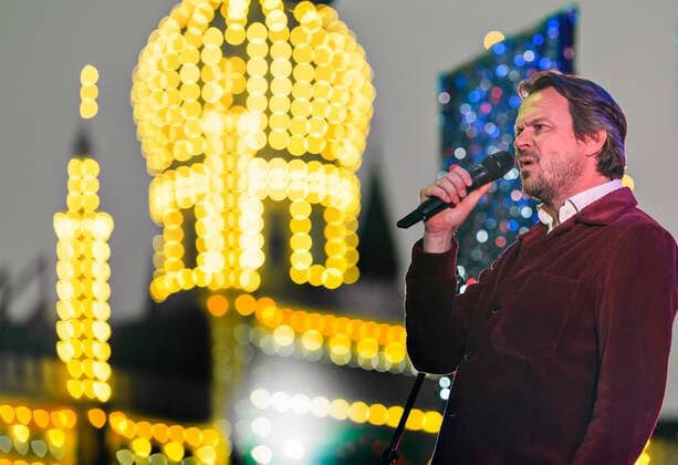 Danske Peter Sommer spiller op til Havefest paa Plaenen i Tivoli fredag den 28. maj 2021 med siddende publikum delt op i to sektioner. Havefest afloeser Fredagsrock, der er aflyst paa grund af Covid-19 Coronakrisen. , Copenhagen Copyright: TorbenxChristensen TorbenxChristensenx spdk20210529-005514-L