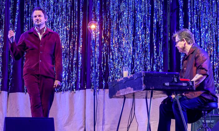 Danske Peter Sommer spiller op til Havefest paa Plaenen i Tivoli fredag den 28. maj 2021 med siddende publikum delt op i to sektioner. Havefest afloeser Fredagsrock, der er aflyst paa grund af Covid-19 Coronakrisen. , Copenhagen Copyright: TorbenxChristensen TorbenxChristensenx spdk20210529-005522-L