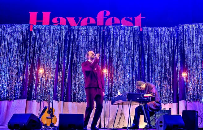 Bilder des Jahres 2021, Entertainment 05 Mai Entertainment Bilder des Tages Danske Peter Sommer spiller op til Havefest paa Plaenen i Tivoli fredag den 28. maj 2021 med siddende publikum delt op i to sektioner. Havefest afloeser Fredagsrock, der er aflyst paa grund af Covid-19 Coronakrisen. , Copenhagen *** Danish Peter Sommer plays up to Havefest paa Plaenen in Tivoli on Friday 28 May 2021 with seated audience divided into two sections Havefest replaces Fredagsrock, which has been canceled due to the Covid 19 Corona crisis, Copenhagen  Copyright: TorbenxChristensen TorbenxChristensenx spdk20210529-005541-L