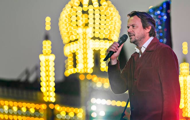 Entertainment Bilder des Tages Danske Peter Sommer spiller op til Havefest paa Plaenen i Tivoli fredag den 28. maj 2021 med siddende publikum delt op i to sektioner. Havefest afloeser Fredagsrock, der er aflyst paa grund af Covid-19 Coronakrisen. , Copenhagen Copyright: TorbenxChristensen TorbenxChristensenx spdk20210529-005547-L