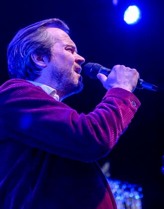Danske Peter Sommer spiller op til Havefest paa Plaenen i Tivoli fredag den 28. maj 2021 med siddende publikum delt op i to sektioner. Havefest afloeser Fredagsrock, der er aflyst paa grund af Covid-19 Coronakrisen. , Copenhagen Copyright: TorbenxChristensen TorbenxChristensenx spdk20210529-005605-L