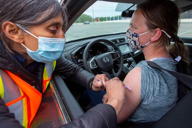 May 28, 2021, Kingston, Ontario, Canada: A person receives the Moderna vaccine from Dr. Rupa Patel during a COVID-19 vaccine clinic at Richardson Stadium in Kingston, Ont., on Friday, May 28, 2021. Kingston Canada  - ZUMAc35_ 20210528_zaf_c35_047 Copyright: xLarsxHagbergx