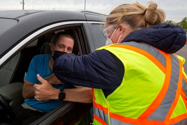 May 28, 2021, Kingston, Ontario, Canada: A person gives a thumb up while receiving a COVID-19 vaccine at a drive-thru clinic at Richardson Stadium in Kingston, Ont., on Friday, May 28, 2021. Kingston Canada  - ZUMAc35_ 20210528_zaf_c35_051 Copyright: xLarsxHagbergx