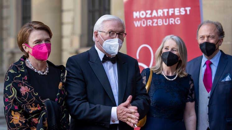 Bilder des Jahres 2021, Entertainment 05 Mai Entertainment Bilder des Tages Wuerzburg, Residenz, 28.05.2021, 100 Jahre Mozartfest Wuerzburg 2021, Eroeffnung des Jubilaeumsfestes Bild: v. li. v. li. Bundespräsident Frank-Walter Steinmeier seine Frau Elke Büdenbender, Evelyn Meining, Intendantin des Mozartfestes Würzburg, und Ihr Mann Stephan Mösch 2021 feiert Deutschlands aeltestes Mozartfest sein 100. Jubilaeum *** Wuerzburg, Residenz, 28 05 2021, 100 years Mozartfest Wuerzburg 2021, opening of the jubilee festival Picture from left to right Federal President Frank Walter Steinmeier his wife Elke Büdenbender, Evelyn Meining, artistic director of the Mozartfest Wuerzburg, and her husband Stephan Mösch 2021 Germanys oldest Mozartfest celebrates its 100th anniversary Copyright: HMBxMedia xHeikoxBecker