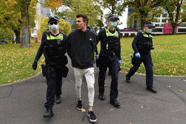 VICTORIA CORONAVIRUS COVID19, Police detain a protester at Flagstaff Gardens in Melbourne, Saturday, May 29, 2021. Anti-lockdown and anti vaccination protesters are demonstrating in defiance of Victorian health directives and mandatory stay-at-home orders following a 7 day lockdown. ( NO ARCHIVING, EDITORIAL USE ONLY, NO USE IN BOOKS WITHOUT CONSENT MELBOURNE VIC AUSTRALIA  Copyright: xJAMESxROSSx 20210529001545910816