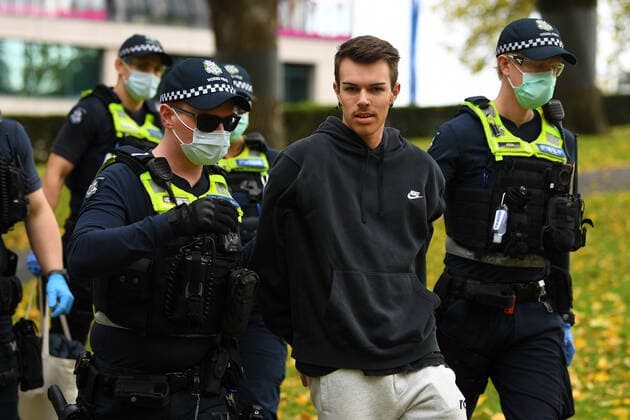 VICTORIA CORONAVIRUS COVID19, Victoria Police detain a protester at Flagstaff Gardens in Melbourne, Saturday, May 29, 2021. Anti-lockdown and anti vaccination protesters are demonstrating in defiance of Victorian health directives and mandatory stay-at-home orders following a 7 day lockdown. ( NO ARCHIVING, EDITORIAL USE ONLY, NO USE IN BOOKS WITHOUT CONSENT MELBOURNE VIC AUSTRALIA  Copyright: xJAMESxROSSx 20210529001545920462