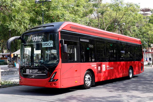 Mexico™s Metrobus During A Tour In Mexico City MEXICO CITY, MEXICO MAY 28: An electric bus from the automotive company Volvo Buses, 12 meters long and with a 330 kW booster, provides service on line 4 of Mexico City s Metrobus system. during a tour in downtown in Mexico City. On May 28, 2021 in Mexico City, Mexico. Copyright: xLuisxBarronx EYEPIXGROUP_LB_28052021_7887