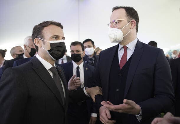 Bilder des Jahres 2021, News 05 Mai News Themen der Woche KW21 News Bilder des Tages Bundesgesundheitsminister Jens Spahn (CDU) trifft den Praesidenten der franzoesischen Republik, Emmanuel Macron, in der Residenz des franzoesischen Botschafters in Pretoria am 29.05.2021. Pretoria South Africa *** German Health Minister Jens Spahn CDU meets the President of the French Republic, Emmanuel Macron, at the residence of the French Ambassador in Pretoria on 29 05 2021 Pretoria South Africa Copyright: xXanderxHeinl photothek.dex