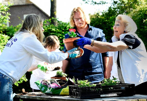Bilder des Jahres 2021, Entertainment 05 Mai Entertainment Bilder des Tages 29-05-2021 Maartensdijk Princess Beatrix voluntering for NLDoet by helping at the Thomashuis Maartensdijk. Since 2009, 8 to 9 adults with an intellectual disability have been living in a Thomashuis together as simply as possible. Â  Copyright: xPPEx