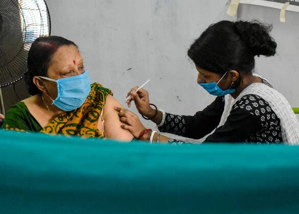 India: Covid-19 vaccination in Kolkata A woman receives a dose of Covishield (Covid-19 vaccine) inside a West Bengal state Health Vaccination centre in Kolkata. Kolkata West Bengal India Copyright: SudiptaxDas