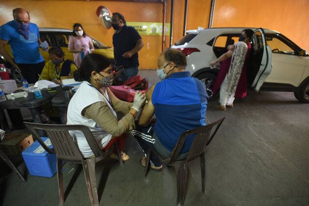 NOIDA, INDIA - MAY 28: A medic administers a dose of Covid-19 vaccine to a beneficiary at a drive-through vaccination site at GIP Mall, Sector 38A, on May 28, 2021 in Noida, India. (Photo by Sunil Ghosh Hindustan Times) COVID-19 Vaccination Drive