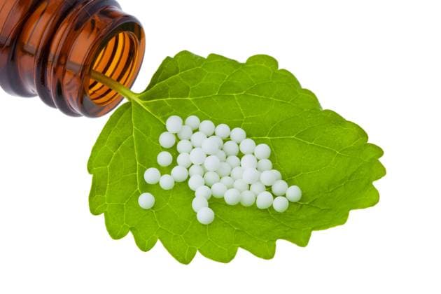 IMAGO Creative, Lifestyle, Esoterik gefährlicher Glaube Homöopathie. Globuli als alternative Medizin. Liegen auf einem Blatt. McPBBO *** Homeopathy globules as alternative medicine lying on a sheet McPBBO McPBBO