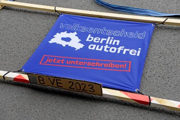 29 . 05 . 2021 , Berlin Mitte : Demonstration der Initiative Volksentscheid Berlin autofrei und Greenpeace Berlin gegen den Flächenverbrauch von Autos in der Stadt . *** 29 05 2021 , Berlin Mitte Demonstration of the initiative Volksentscheid Berlin autofrei and Greenpeace Berlin against the land consumption of cars in the city.