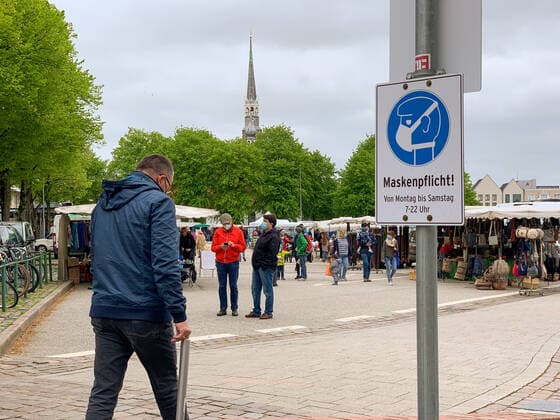 Traditioneller Wochenmarkt in Heide 29.05.2021Auf dem traditionellen Wochenmarkt auf dem Marktplatz in Heide in Schleswig-Holstein kann man das ganze Jahr über einkaufen. Produzenten aus der Region bieten hier im samstags ihre Erzeugnisse an. Verkauft werden vor allem Fisch, Fleisch, Käse, Backwaren, Eier, Obst und Gemüse sowie Blumen, landwirtschaftliche Artikel und Waren des täglichen Bedarfs. Zurzeit gilt hier und in der Innenstadt die Maskenpflicht. Heide Marktplatz Schleswig-Holstein Deutschland