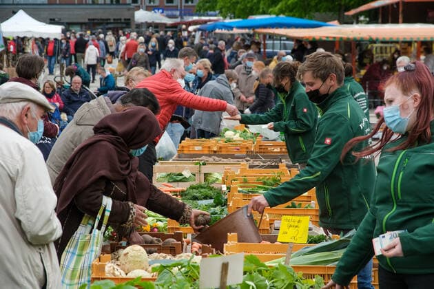 Traditioneller Wochenmarkt in Heide 29.05.2021Auf dem traditionellen Wochenmarkt auf dem Marktplatz in Heide in Schleswig-Holstein kann man das ganze Jahr über einkaufen. Produzenten aus der Region bieten hier im samstags ihre Erzeugnisse an. Verkauft werden vor allem Fisch, Fleisch, Käse, Backwaren, Eier, Obst und Gemüse sowie Blumen, landwirtschaftliche Artikel und Waren des täglichen Bedarfs. Zurzeit gilt hier und in der Innenstadt die Maskenpflicht. Heide Marktplatz Schleswig-Holstein Deutschland