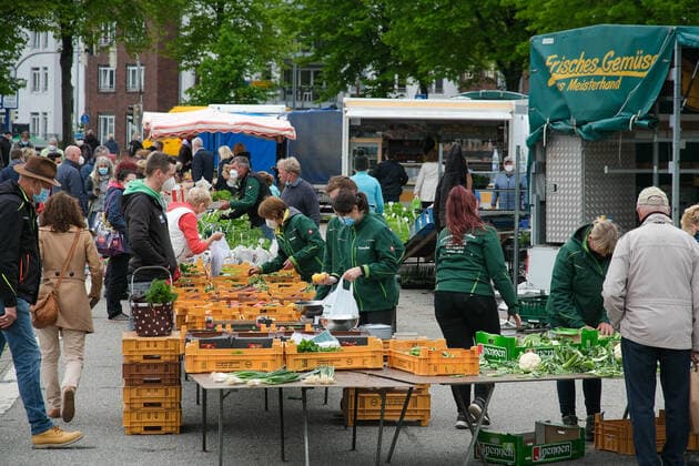 Traditioneller Wochenmarkt in Heide 29.05.2021Auf dem traditionellen Wochenmarkt auf dem Marktplatz in Heide in Schleswig-Holstein kann man das ganze Jahr über einkaufen. Produzenten aus der Region bieten hier im samstags ihre Erzeugnisse an. Verkauft werden vor allem Fisch, Fleisch, Käse, Backwaren, Eier, Obst und Gemüse sowie Blumen, landwirtschaftliche Artikel und Waren des täglichen Bedarfs. Zurzeit gilt hier und in der Innenstadt die Maskenpflicht. Heide Marktplatz Schleswig-Holstein Deutschland