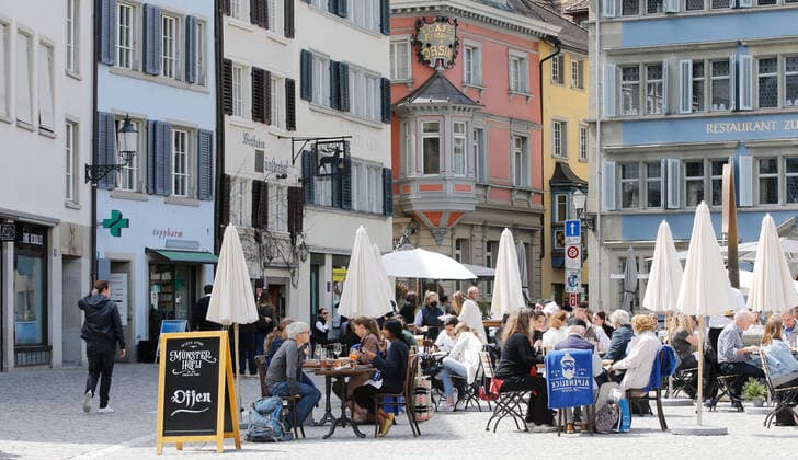 Foto Manuel Geisser 29.05.2021 Zürich : Gastrobranche Restaurant Gartenwirtschaft und flanieren Altstadt von Zürich