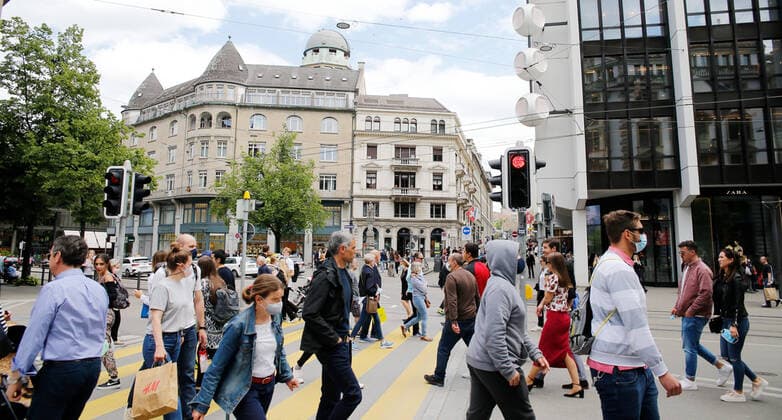 Foto Manuel Geisser 29.05.2021 Zürich : Passanten an der Bahnhofstrasse in Zürich