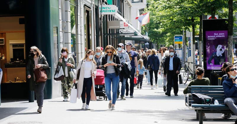 Foto Manuel Geisser 29.05.2021 Zürich : Passanten an der Bahnhofstrasse in Zürich