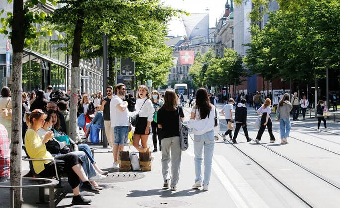 Foto Manuel Geisser 29.05.2021 Zürich : Passanten an der Bahnhofstrasse in Zürich