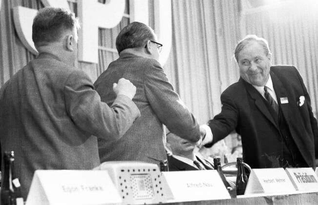 SPD-Parteitag in Dortmund 1966 DEU, Deutschland, Dortmund: Der Parteitag der SPD vom 1.-5-6.1966 in der Dortmund Westfalenhalle.Alfred Nau, Herbert Wehner, Carlo Schmid von l. DEU, Germany, Dortmund: The Party Congress of the SPD from 1-5.6.1966 in the Dortmund Westfalenhalle. NRW *** SPD Party Congress in Dortmund 1966 DEU, Germany, Dortmund The Party Congress of the SPD from 1 5 6 1966 in the Dortmund Westfalenhalle NRW Alfred Nau, Herbert Wehner, Carlo Schmid von l DEU, Germany, Dortmund The Party Congress of the SPD from 1 5 6 1966 in the Dortmund Westfalenhalle NRW