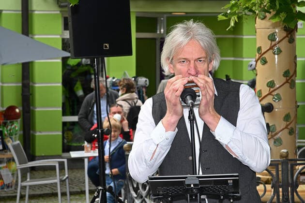 Erster von vier Teilen der Veranstaltung Hausmusikroas , mit heimischen Volksmusikanten, auf Plätzen des Ortes Gmunden, im oberösterreichischen Salzkammergut, im Rahmen der Salzkammergut Festwochen Gmunden 2021, am 29.05.21. Das Bild zeigt den Auftritt des Mundharmonika Quartetts Austria am Rinnholzplatz in Gmunden 2021 - Erster von vier Teilen der Veranstaltung Hausmusikroas , mit heimischen Volksmusikanten, auf Plätzen des Ortes Gmunden, im oberösterreichischen Salzkammergut, im Rahmen der Salzkammergut Festwochen Gmunden 2021, am 29.05.21