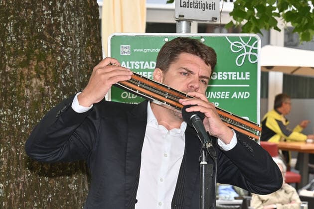 Erster von vier Teilen der Veranstaltung Hausmusikroas , mit heimischen Volksmusikanten, auf Plätzen des Ortes Gmunden, im oberösterreichischen Salzkammergut, im Rahmen der Salzkammergut Festwochen Gmunden 2021, am 29.05.21. Das Bild zeigt den Auftritt des Mundharmonika Quartetts Austria am Rinnholzplatz in Gmunden 2021 - Erster von vier Teilen der Veranstaltung Hausmusikroas , mit heimischen Volksmusikanten, auf Plätzen des Ortes Gmunden, im oberösterreichischen Salzkammergut, im Rahmen der Salzkammergut Festwochen Gmunden 2021, am 29.05.21
