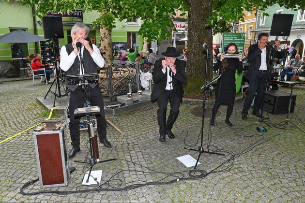Erster von vier Teilen der Veranstaltung Hausmusikroas , mit heimischen Volksmusikanten, auf Plätzen des Ortes Gmunden, im oberösterreichischen Salzkammergut, im Rahmen der Salzkammergut Festwochen Gmunden 2021, am 29.05.21. Das Bild zeigt den Auftritt des Mundharmonika Quartetts Austria am Rinnholzplatz in Gmunden. v.l.n.r.: Hans Ortner, Gerald Seyer, Andrea Frenzel, Thomas Stockhammer 2021 - Erster von vier Teilen der Veranstaltung Hausmusikroas , mit heimischen Volksmusikanten, auf Plätzen des Ortes Gmunden, im oberösterreichischen Salzkammergut, im Rahmen der Salzkammergut Festwochen Gmunden 2021, am 29.05.21