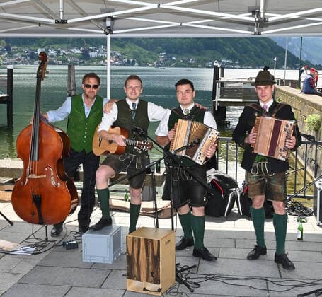 Erster von vier Teilen der Veranstaltung Hausmusikroas , mit heimischen Volksmusikanten, auf Plätzen des Ortes Gmunden, im oberösterreichischen Salzkammergut, im Rahmen der Salzkammergut Festwochen Gmunden 2021, am 29.05.21. Das Bild zeigt den Auftritt der HopfnBlütnTee Musi, am Rathausplatz in Gmunden 2021 - Erster von vier Teilen der Veranstaltung Hausmusikroas , mit heimischen Volksmusikanten, auf Plätzen des Ortes Gmunden, im oberösterreichischen Salzkammergut, im Rahmen der Salzkammergut Festwochen Gmunden 2021, am 29.05.21