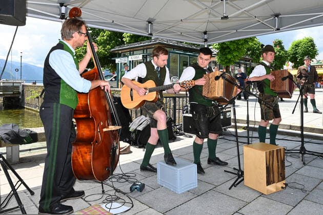 Erster von vier Teilen der Veranstaltung Hausmusikroas , mit heimischen Volksmusikanten, auf Plätzen des Ortes Gmunden, im oberösterreichischen Salzkammergut, im Rahmen der Salzkammergut Festwochen Gmunden 2021, am 29.05.21. Das Bild zeigt den Auftritt der HopfnBlütnTee Musi, am Rathausplatz in Gmunden 2021 - Erster von vier Teilen der Veranstaltung Hausmusikroas , mit heimischen Volksmusikanten, auf Plätzen des Ortes Gmunden, im oberösterreichischen Salzkammergut, im Rahmen der Salzkammergut Festwochen Gmunden 2021, am 29.05.21
