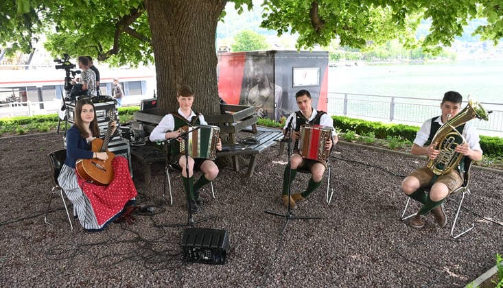 Erster von vier Teilen der Veranstaltung Hausmusikroas , mit heimischen Volksmusikanten, auf Plätzen des Ortes Gmunden, im oberösterreichischen Salzkammergut, im Rahmen der Salzkammergut Festwochen Gmunden 2021, am 29.05.21. Das Bild zeigt den Auftritt der KnopfSaitenKnopf Musi, am Rathausplatz in Gmunden 2021 - Erster von vier Teilen der Veranstaltung Hausmusikroas , mit heimischen Volksmusikanten, auf Plätzen des Ortes Gmunden, im oberösterreichischen Salzkammergut, im Rahmen der Salzkammergut Festwochen Gmunden 2021, am 29.05.21