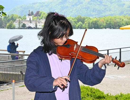 Erster von vier Teilen der Veranstaltung Hausmusikroas , mit heimischen Volksmusikanten, auf Plätzen des Ortes Gmunden, im oberösterreichischen Salzkammergut, im Rahmen der Salzkammergut Festwochen Gmunden 2021, am 29.05.21. Das Bild zeigt den Auftritt der KnopfSaitenKnopf Musi, am Rathausplatz in Gmunden 2021 - Erster von vier Teilen der Veranstaltung Hausmusikroas , mit heimischen Volksmusikanten, auf Plätzen des Ortes Gmunden, im oberösterreichischen Salzkammergut, im Rahmen der Salzkammergut Festwochen Gmunden 2021, am 29.05.21