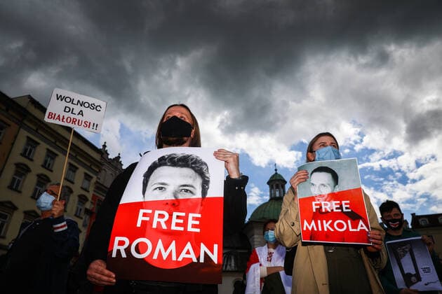 Bilder des Jahres 2021, News 05 Mai News Themen der Woche KW21 News Bilder des Tages March Of Solidarity With Belarus People demonstrate holding pictures of Mikola Dziadok and Roman Protasevich while walking in the March of Solidarity with Belarus as part of the Global Solidarity Picket. Krakow, Poland on May 29, 2021. A conflict of Belarusian citizens with the authorities escalated after Ryanair Boeing 737 flight from Athens to Vilnius, carrying Roman Protasevich, activist blogger, was flying over Belarus when it was forced to perform an emergency landing in Minsk after a bomb threat from Belarusian authorities only to arrest a dissident journalist on board. Krakow Poland zawrzel-solidari210529_npDqx  Copyright: xBeataxZawrzelx