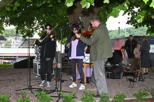 Erster von vier Teilen der Veranstaltung Hausmusikroas , mit heimischen Volksmusikanten, auf Plätzen des Ortes Gmunden, im oberösterreichischen Salzkammergut, im Rahmen der Salzkammergut Festwochen Gmunden 2021, am 29.05.21. Das Bild zeigt den Auftritt von Kindern der Landesmusikschule Gmunden 2021 - Erster von vier Teilen der Veranstaltung Hausmusikroas , mit heimischen Volksmusikanten, auf Plätzen des Ortes Gmunden, im oberösterreichischen Salzkammergut, im Rahmen der Salzkammergut Festwochen Gmunden 2021, am 29.05.21