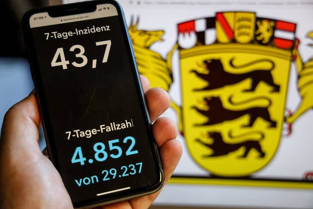 Coronavirus in Deutschland - Covid-19-Dashboard des Robert Koch-Institut DEU, Deutschland, Baden-Württemberg, 30.05.2021: Die 7-Tage-Inzidenz für das Bundesland (Fälle letzte 7 Tage 100.000 EW) wird auf einem iPhone angezeigt, im Hintergrund das Landeswappen