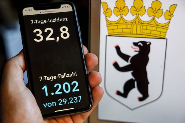 Coronavirus in Deutschland - Covid-19-Dashboard des Robert Koch-Institut DEU, Deutschland, Berlin, 30.05.2021: Die 7-Tage-Inzidenz für das Bundesland (Fälle letzte 7 Tage 100.000 EW) wird auf einem iPhone angezeigt, im Hintergrund das Landeswappen