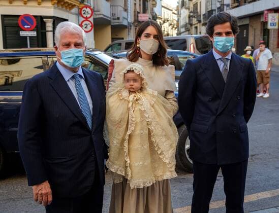 Bilder des Jahres 2021, Entertainment 05 Mai Entertainment Bilder des Tages Fernando Fitz-James Stuart (R) and Sofia Palazuelo, Dukes of Huescar, and duke of Alba Carlos Fitz-James Stuart (L), Fernando s father, pose for the media upon their arrival at the San Román Parish Church in Seville, southern Spain, where their daughter Rosario Fitz-James Stuart, great-granddaughter of the Duchess of Alba, was baptized on 29 May 2021. Rosario Fitz-James Stuart s baptism !ACHTUNG: NUR REDAKTIONELLE NUTZUNG!  Copyright: xJulioxMunozx GRAF9427 20210530-637579619874500061